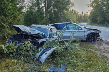 Yolda kazadan sonra arabanın ön tarafı