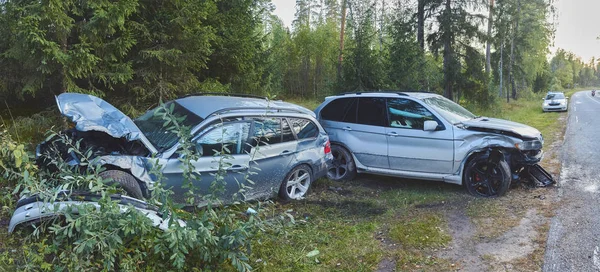 Přední strana vozu po nehodě na silnici — Stock fotografie