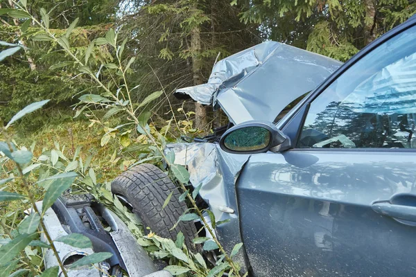 Передня сторона автомобіля після аварії на дорозі — стокове фото