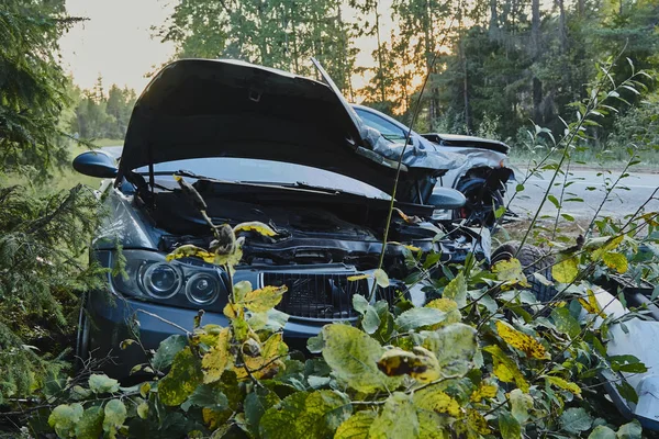 Yolda kazadan sonra arabanın ön tarafı — Stok fotoğraf