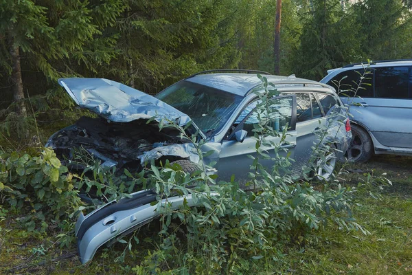 Передня сторона автомобіля після аварії на дорозі — стокове фото