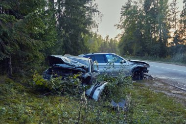 Yolda kazadan sonra arabanın ön tarafı