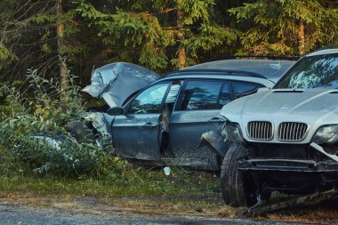 Yolda kazadan sonra arabanın ön tarafı