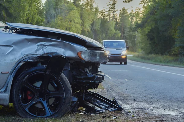 La parte delantera del automóvil después del accidente en una carretera — Foto de Stock