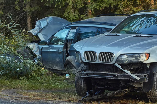 La parte delantera del automóvil después del accidente en una carretera — Foto de Stock