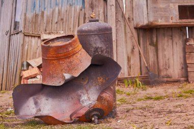 20 Nisan 2020, Jekabpils, Letonya: bir taşra konut binasında çıkan yangından sonra gaz silindiri