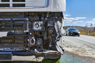 22 Nisan 2020 'de Letonya' da trafik kazası, minibüse çarptıktan sonra kamyon, ulaşım geçmişi.