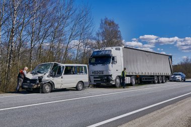 22 Nisan 2020 'de Letonya' da trafik kazası, minibüse çarptıktan sonra kamyon, ulaşım geçmişi.