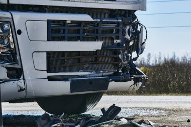 22 Nisan 2020 'de Letonya' da trafik kazası, minibüse çarptıktan sonra kamyon, ulaşım geçmişi.