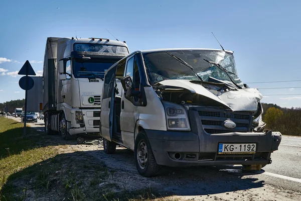 Abril 2020 Upesciems Latvia Acidente Carro Uma Estrada Van Após — Fotografia de Stock