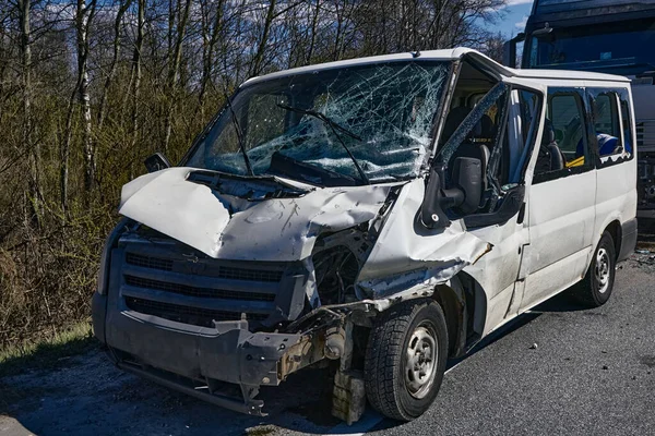 4月22 2020 Upesciemsラトビア 道路上の自動車事故 トラックとの衝突後のバン 輸送の背景 — ストック写真