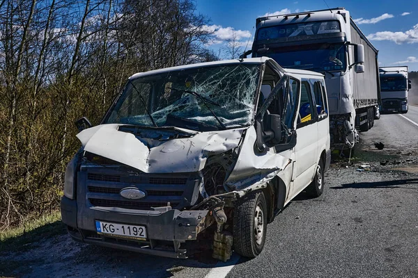 April 2020 Upesciems Lettland Autounfall Auf Der Straße Lieferwagen Nach — Stockfoto