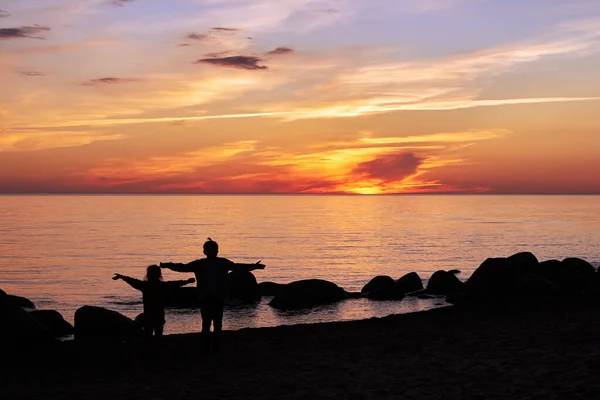 Crianças Estão Junto Mar Báltico Olhando Para Pôr Sol — Fotografia de Stock