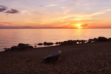 Tuja 'da, Vidzeme' de, Letonya 'da, Manzara' da Baltık Denizi kıyısında tekne