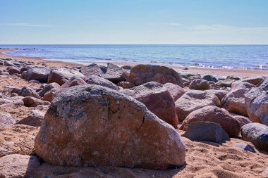 Tuja, Veczemju kliniği, Vidzeme, Letonya, manzara yakınlarındaki Baltık deniz taşları.