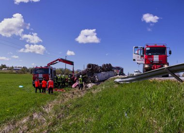 15 Mayıs 2020, Inciems, Letonya: Araba kazası çünkü hasar görmüş lastik, kamyon yoldan çıkmış ve çatıya yuvarlanmış, sonuç olarak kamyon sürücüsü kaza yerinde ölmüş.