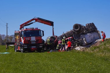 15 Mayıs 2020, Inciems, Letonya: Araba kazası çünkü hasar görmüş lastik, kamyon yoldan çıkmış ve çatıya yuvarlanmış, sonuç olarak kamyon sürücüsü kaza yerinde ölmüş.