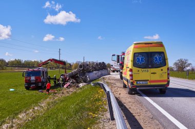 15 Mayıs 2020, Inciems, Letonya: Araba kazası çünkü hasar görmüş lastik, kamyon yoldan çıkmış ve çatıya yuvarlanmış, sonuç olarak kamyon sürücüsü kaza yerinde ölmüş.