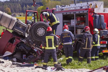 15 Mayıs 2020, Inciems, Letonya: Araba kazası çünkü hasar görmüş lastik, kamyon yoldan çıkmış ve çatıya yuvarlanmış, sonuç olarak kamyon sürücüsü kaza yerinde ölmüş.
