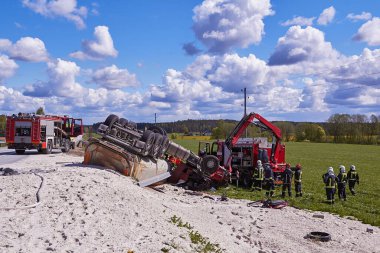 15 Mayıs 2020, Inciems, Letonya: Araba kazası çünkü hasar görmüş lastik, kamyon yoldan çıkmış ve çatıya yuvarlanmış, sonuç olarak kamyon sürücüsü kaza yerinde ölmüş.