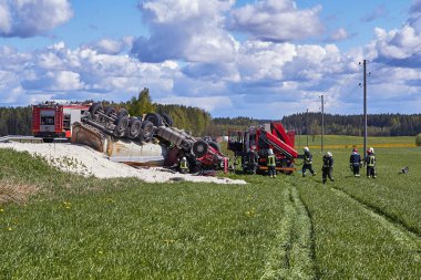 15 Mayıs 2020, Inciems, Letonya: Araba kazası çünkü hasar görmüş lastik, kamyon yoldan çıkmış ve çatıya yuvarlanmış, sonuç olarak kamyon sürücüsü kaza yerinde ölmüş.