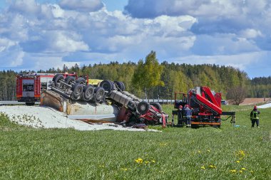 15 Mayıs 2020, Inciems, Letonya: Araba kazası çünkü hasar görmüş lastik, kamyon yoldan çıkmış ve çatıya yuvarlanmış, sonuç olarak kamyon sürücüsü kaza yerinde ölmüş.