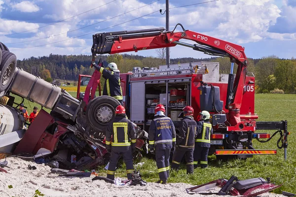 15 Mayıs 2020, Inciems, Letonya: Araba kazası çünkü hasar görmüş lastik, kamyon yoldan çıkmış ve çatıya yuvarlanmış, sonuç olarak kamyon sürücüsü kaza yerinde ölmüş.