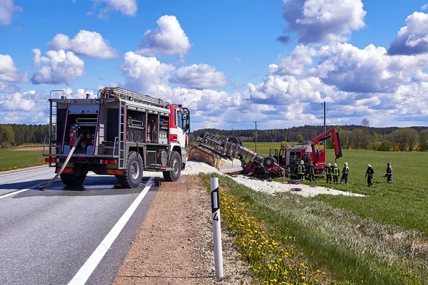 15 Mayıs 2020, Inciems, Letonya: Araba kazası çünkü hasar görmüş lastik, kamyon yoldan çıkmış ve çatıya yuvarlanmış, sonuç olarak kamyon sürücüsü kaza yerinde ölmüş.