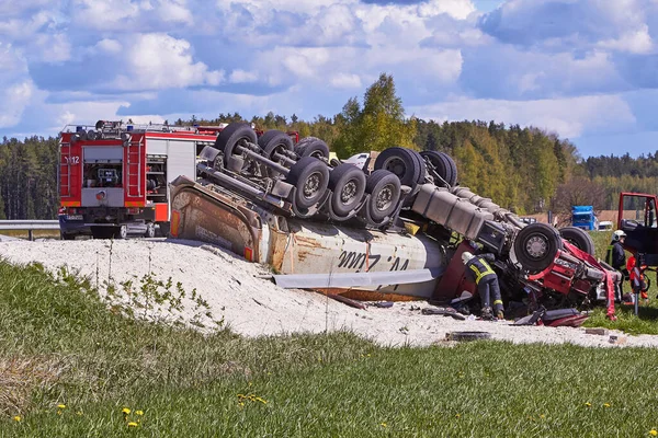 15 Mayıs 2020, Inciems, Letonya: Araba kazası çünkü hasar görmüş lastik, kamyon yoldan çıkmış ve çatıya yuvarlanmış, sonuç olarak kamyon sürücüsü kaza yerinde ölmüş.