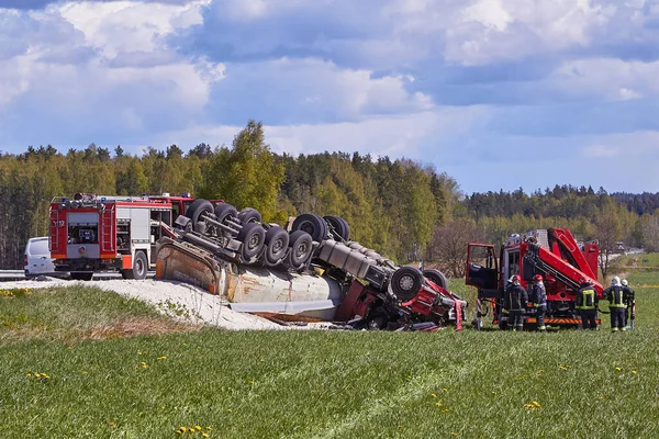 15 Mayıs 2020, Inciems, Letonya: Araba kazası çünkü hasar görmüş lastik, kamyon yoldan çıkmış ve çatıya yuvarlanmış, sonuç olarak kamyon sürücüsü kaza yerinde ölmüş.
