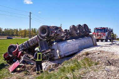 15 Mayıs 2020, Inciems, Letonya: Araba kazası çünkü hasar görmüş lastik, kamyon yoldan çıkmış ve çatıya yuvarlanmış, sonuç olarak kamyon sürücüsü kaza yerinde ölmüş.