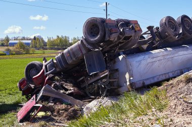 15 Mayıs 2020, Inciems, Letonya: Araba kazası çünkü hasar görmüş lastik, kamyon yoldan çıkmış ve çatıya yuvarlanmış, sonuç olarak kamyon sürücüsü kaza yerinde ölmüş.