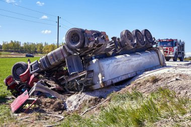 15 Mayıs 2020, Inciems, Letonya: Araba kazası çünkü hasar görmüş lastik, kamyon yoldan çıkmış ve çatıya yuvarlanmış, sonuç olarak kamyon sürücüsü kaza yerinde ölmüş.