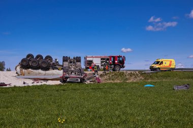 15 Mayıs 2020, Inciems, Letonya: Araba kazası çünkü hasar görmüş lastik, kamyon yoldan çıkmış ve çatıya yuvarlanmış, sonuç olarak kamyon sürücüsü kaza yerinde ölmüş.