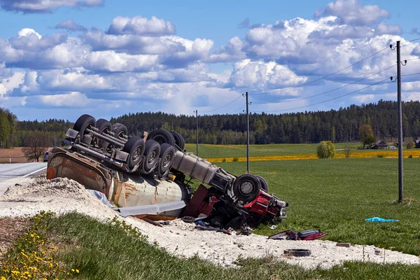 Maio 2020 Inciems Latvia Acidente Carro Porque Pneu Danificado Caminhão — Fotografia de Stock