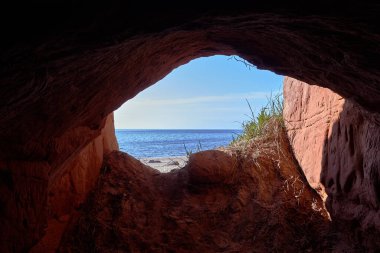 Baltık Denizi kıyısındaki mağara Tuja, Veczemju kliniği, Vidzeme, Letonya, manzara