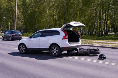 15 Mayıs 2020, Riga, Letonya, Arızalı araba ve motosiklet şehir yolunda kaza mahallinde