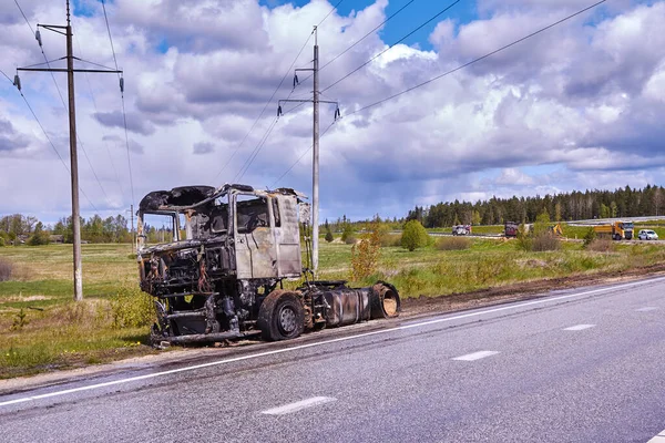 2020年5月20日ラトビアのヴァルミエラ市 事故の背景にある街でトラックを完全に燃やした — ストック写真