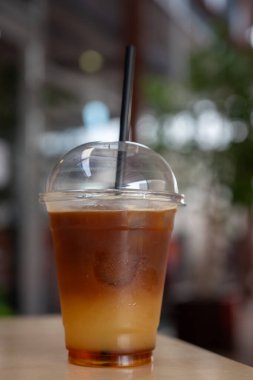 Portakal suyu ve temiz bardakta soğuk kahve.