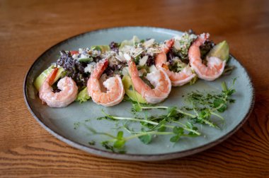 sebzeli salata ve karides.