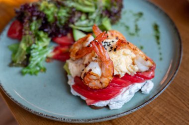 Sağlıklı kahvaltı. Deniz ürünleri ve sebze salatalı tost.