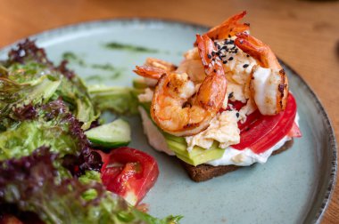 Sağlıklı kahvaltı. Deniz ürünleri ve sebze salatalı tost.