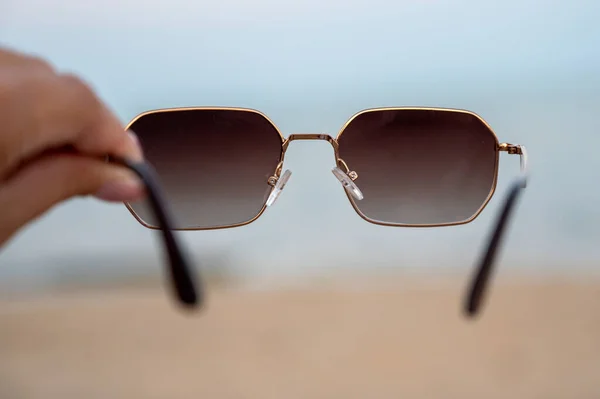 Bulanık arkaplanda şık güneş gözlükleri