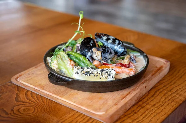 Krema soslu deniz ürünleri tabağı.