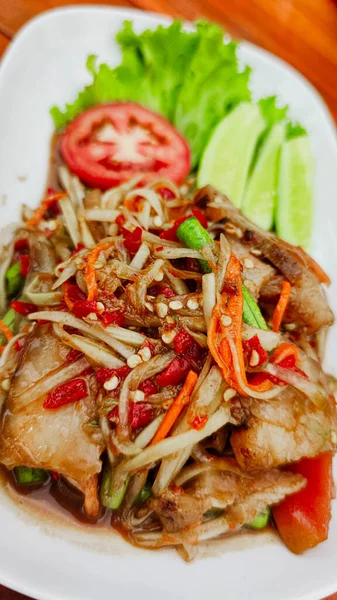 Domuz eti ve sebzeli kızarmış pirinç, Tayland yemeği.