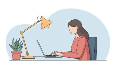 Bir kadın, dizüstü bilgisayarına odaklanmış bir şekilde masada oturuyor. Bir masa lambası çalışma alanını aydınlatıyor, yanında saksı bitkisi var..