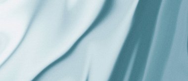 Yumuşak, dokulu, soyut bir arka plan. Açık mavi ve beyaz çizgiler, hafif bir hareket ve sakinlik hissi yaratıyor..