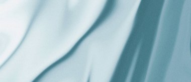 Serin mavi ve beyaz tonlarında ince taneli dokulara sahip akışkan kumaşın soyut bir görüntüsü.