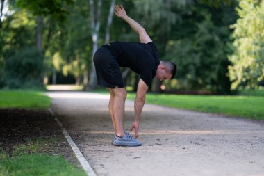 adam parkta egzersiz