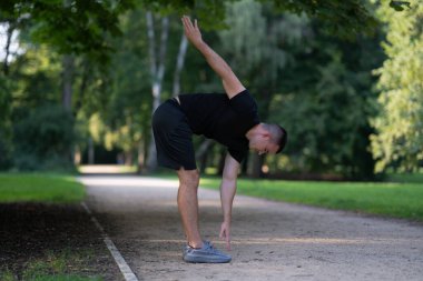 adam parkta egzersiz